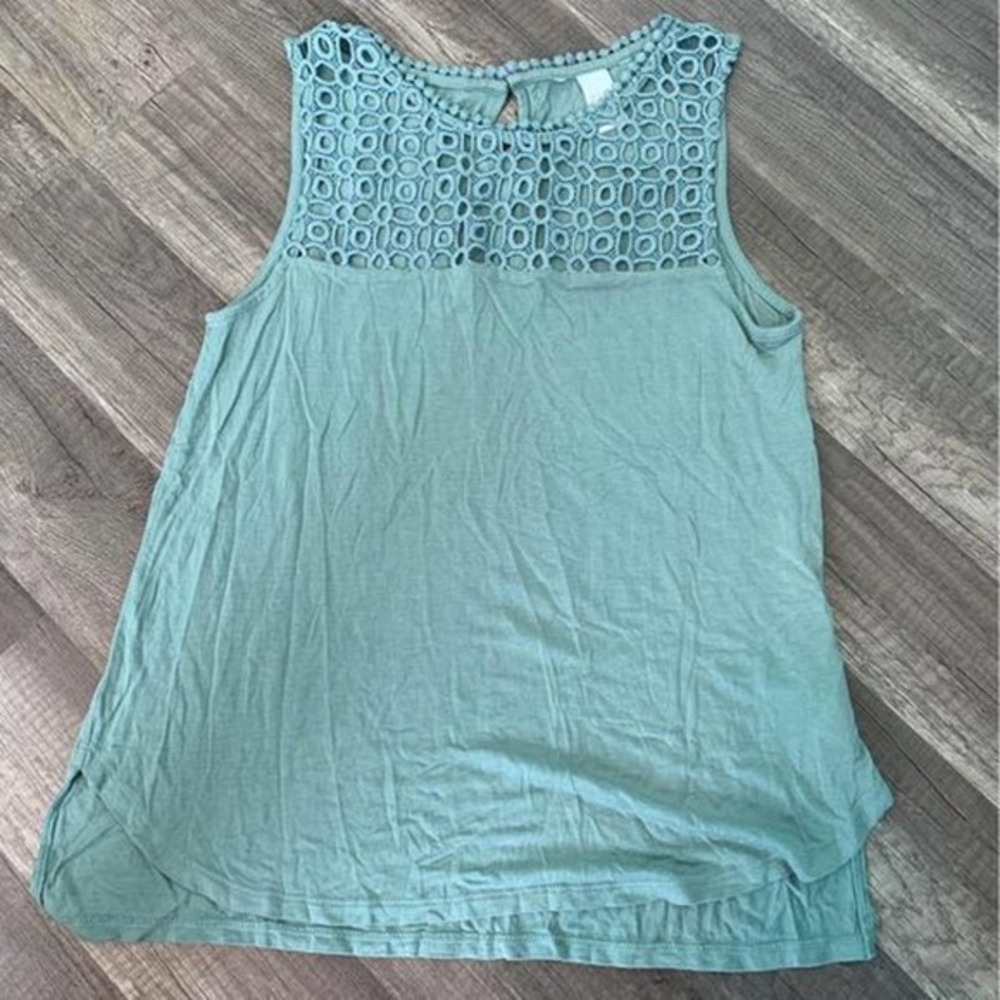 Women’s size XS dusty blue tank crochet detail at front of neck‎